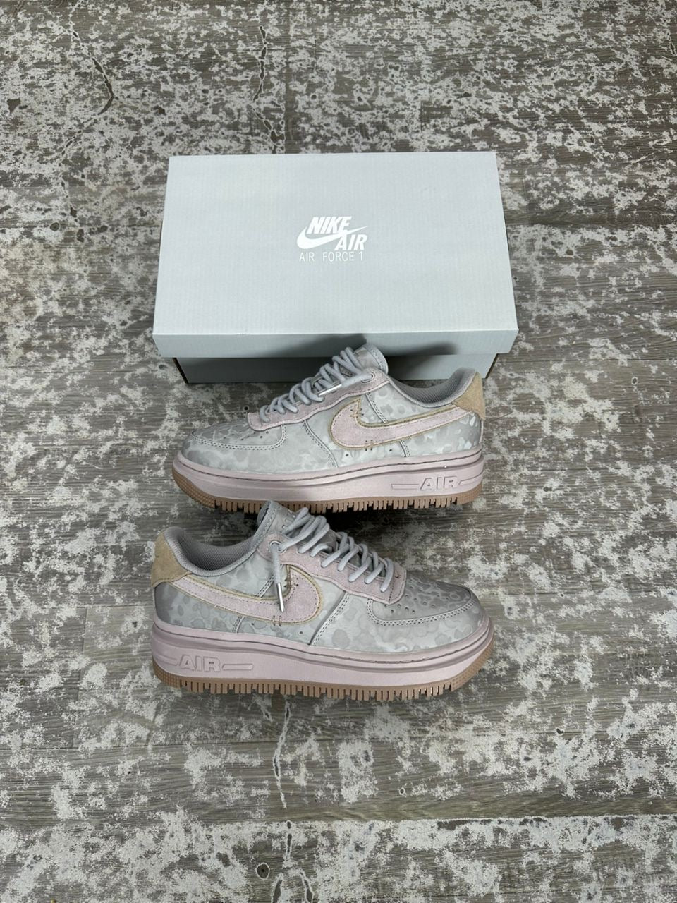 Nike Air Force 1 Luxe