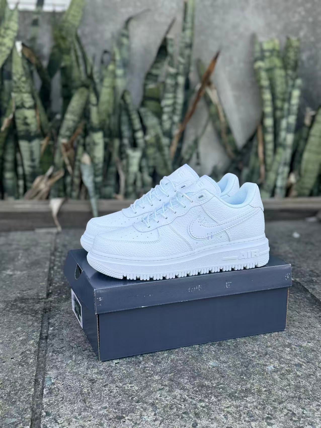 Nike Air Force 1 Luxe