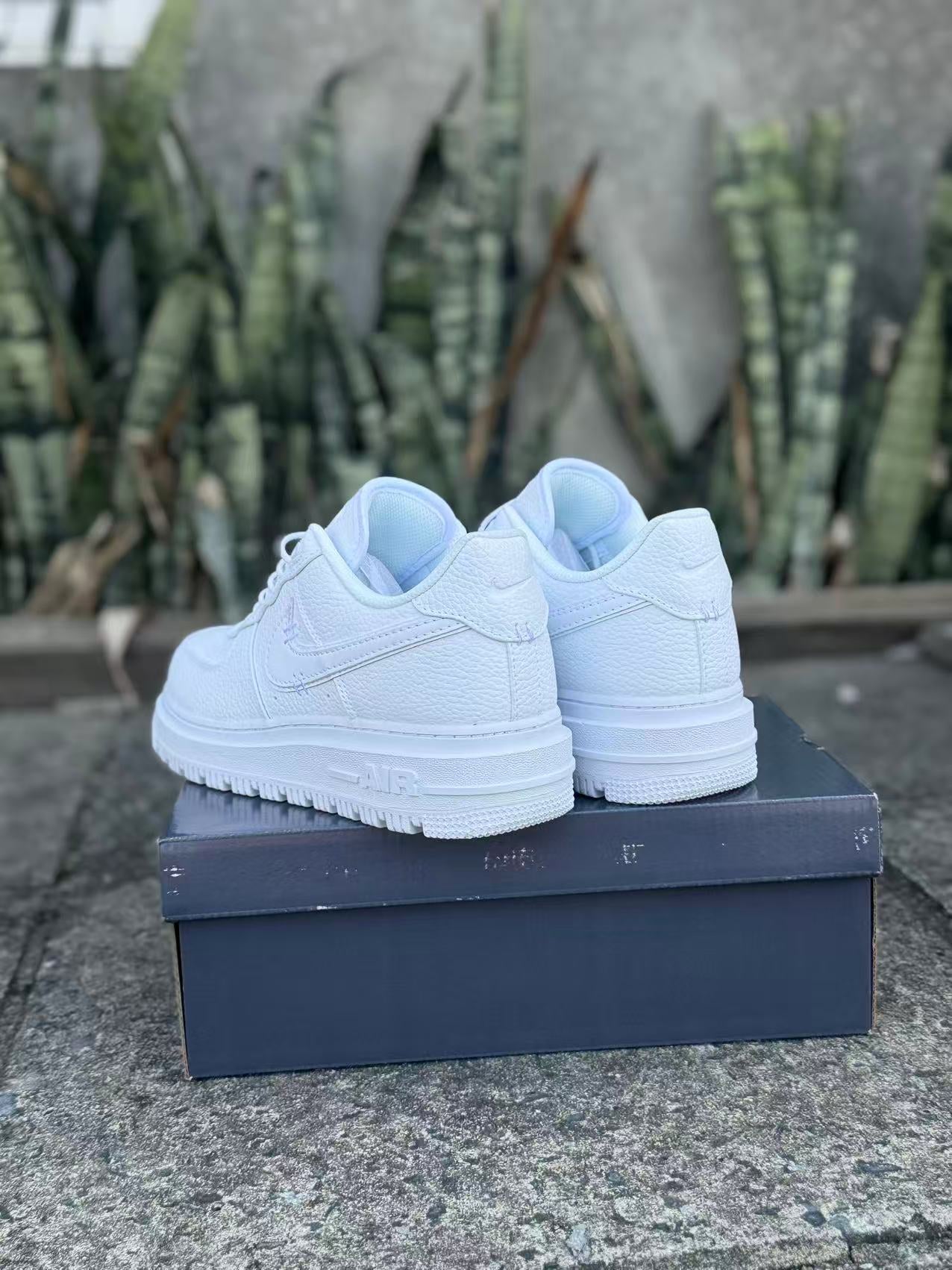 Nike Air Force 1 Luxe