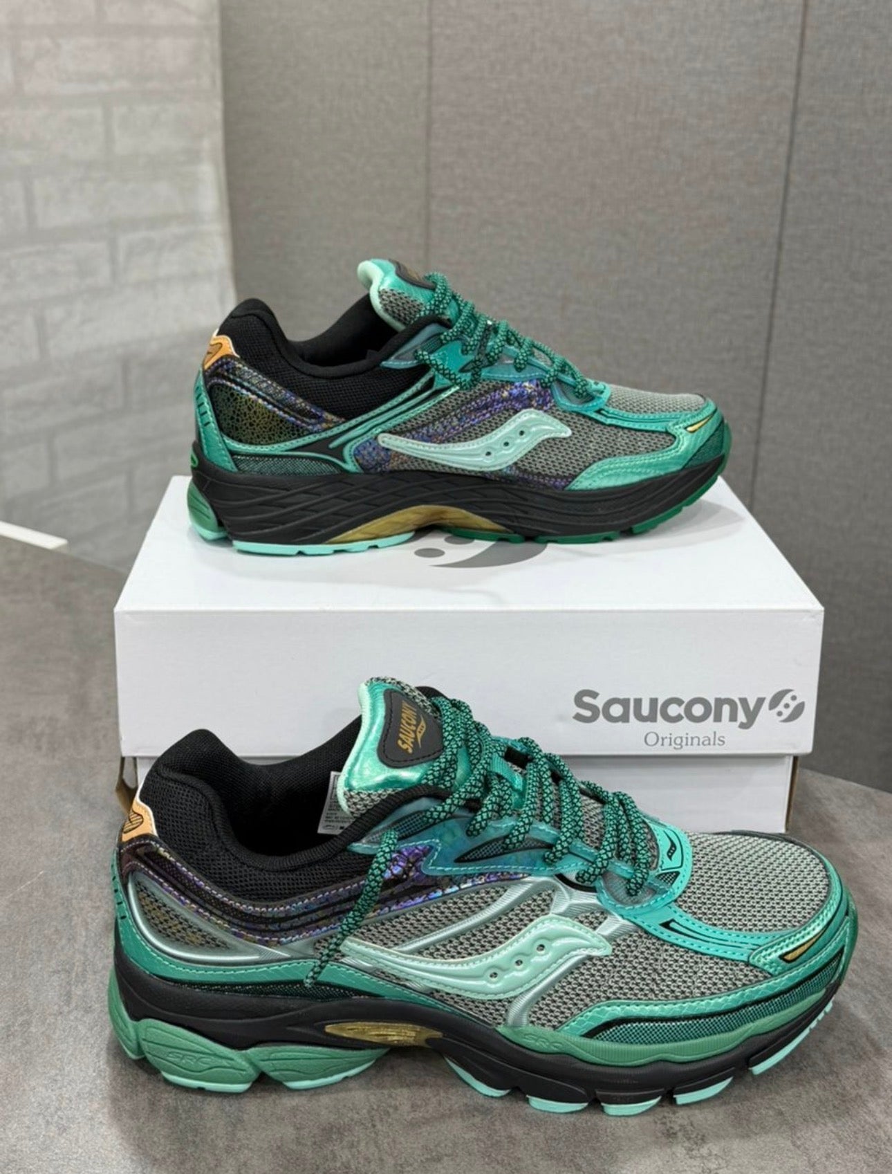 Saucony ProGrid Omni 9 Glowaconstrictor